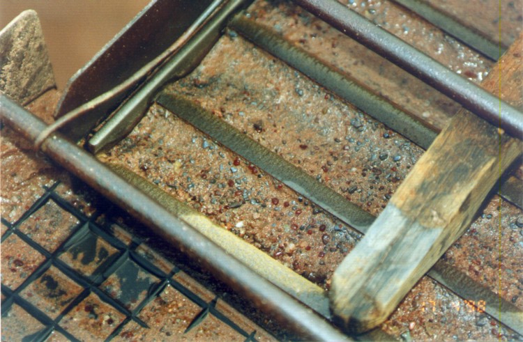 Detail sazečky s granátovým koncentrátem