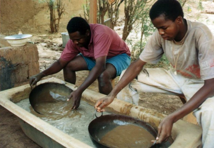 Panning of samples in field laboratory