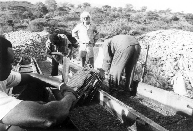 Cleaning of sluice box