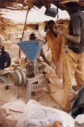 Broyage primitif du minerai - moulin a blé